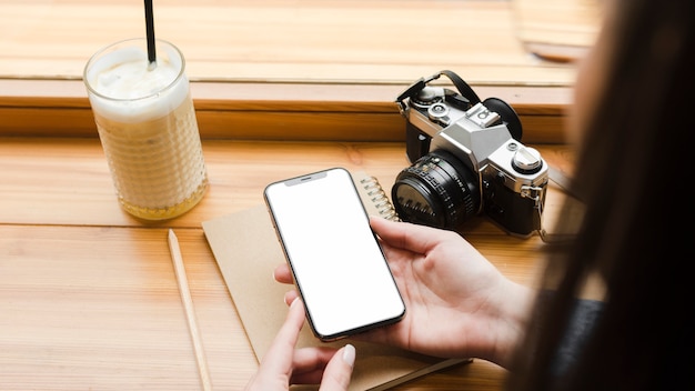 Mujer con smartphone y taza de café