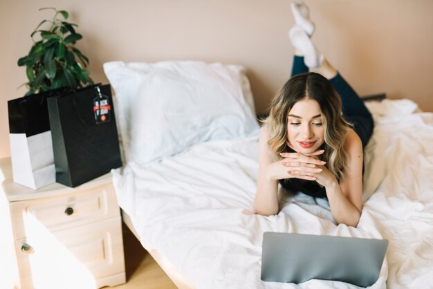 Mujer en el sofá comprobando descuentos de viernes negro