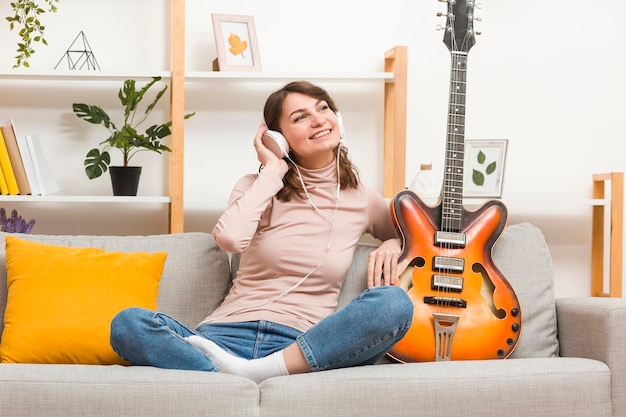 Mujer, en, sofá, con, guitarra