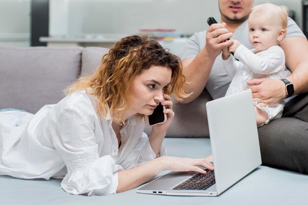 Mujer en el sofá hablando por teléfono