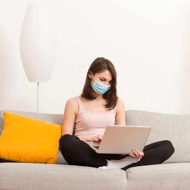 Mujer en sofá con laptop