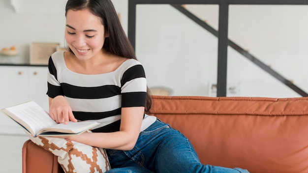 Mujer, en, sofá, lectura