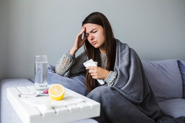 Mujer, en, sofá, con, medicación