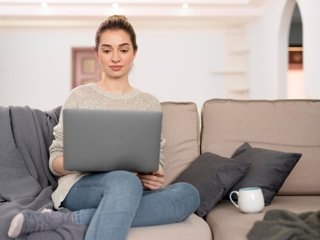 Mujer, en, sofá, trabajando