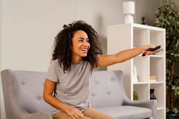 Mujer en el sofá viendo la televisión