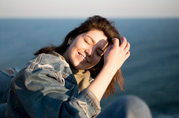 Mujer con sol en los ojos