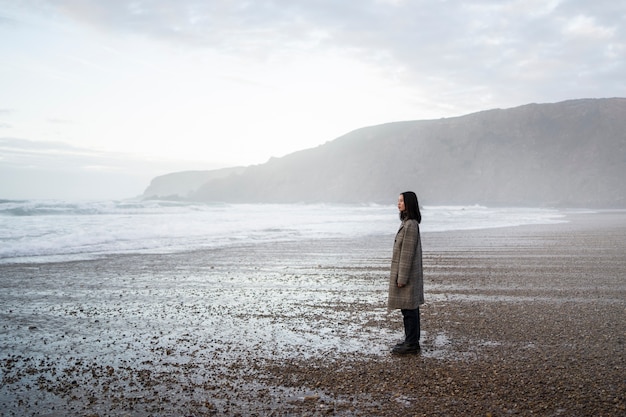 mujer sola en la playa