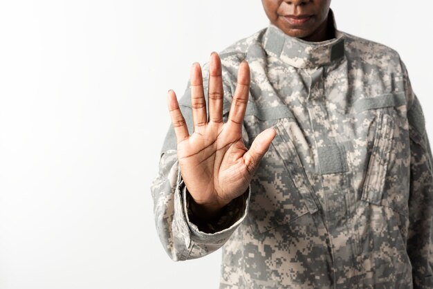 Mujer soldado con gesto de la mano