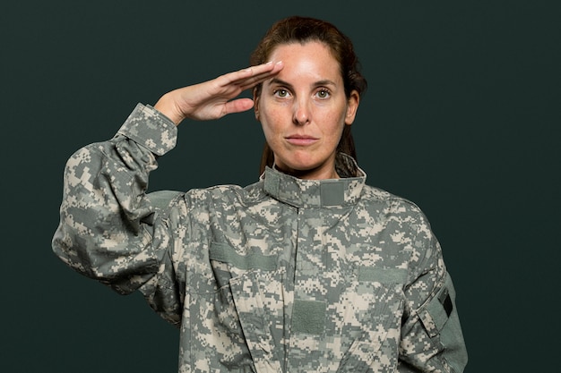 Foto gratuita mujer soldado en gesto de saludo