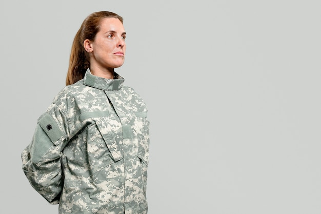 Mujer soldado de pie a gusto postura militar