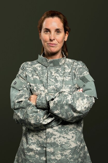 Mujer soldado en un retrato uniforme