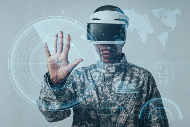 Mujer soldado con tecnología militar de pantalla virtual futurista