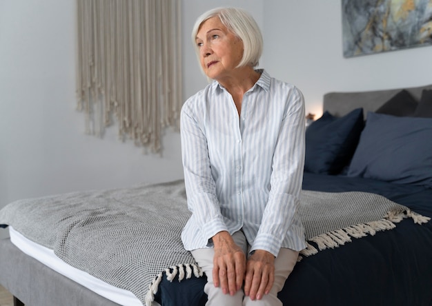 Foto gratuita mujer solitaria frente a la enfermedad de alzheimer