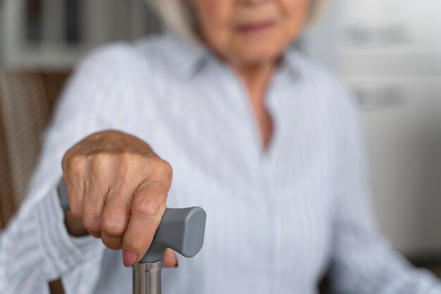 Mujer solitaria frente a la enfermedad de alzheimer