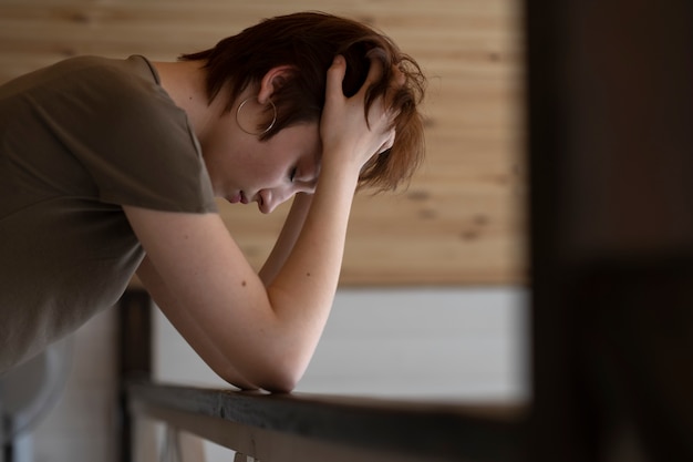 Mujer solitaria de tiro medio en casa