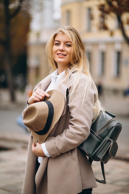 Mujer en sombrero con bolsa de viaje