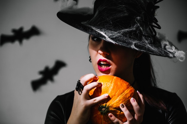 Foto gratuita mujer en sombrero con calabaza