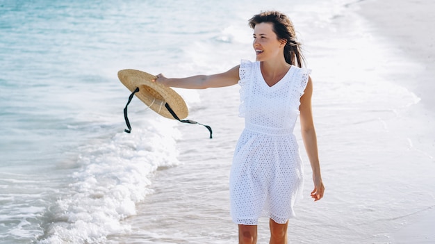 Mujer con sombrero en la costa del océano Índico