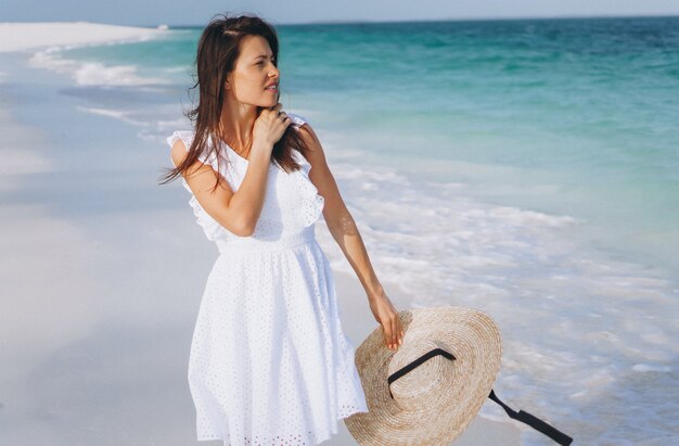 Mujer con sombrero en la costa del océano Índico