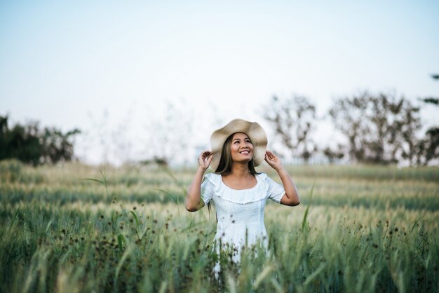 Mujer en el sombrero felicidad en la naturaleza.