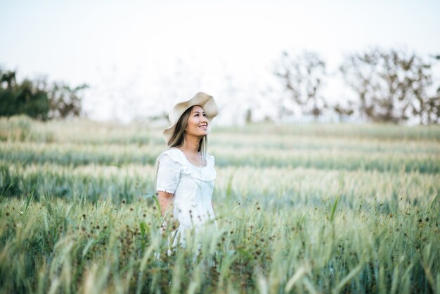 Mujer en el sombrero felicidad en la naturaleza.