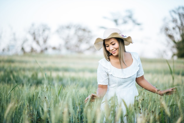 Mujer en el sombrero felicidad en la naturaleza.