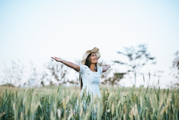 Mujer en el sombrero felicidad en la naturaleza.