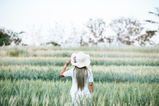 Mujer en el sombrero felicidad en la naturaleza.