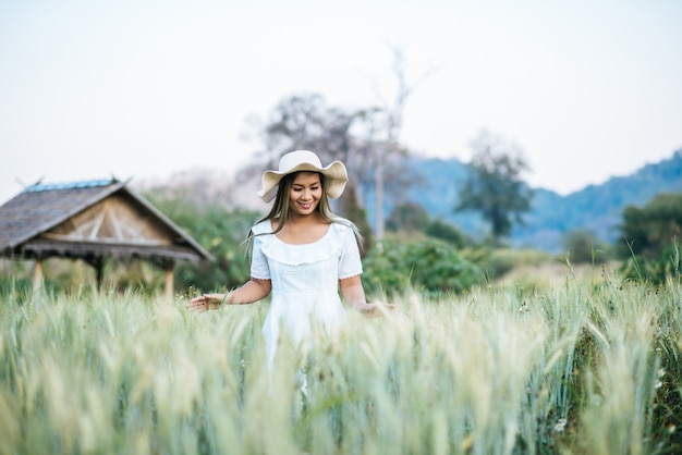 Mujer en el sombrero felicidad en la naturaleza.