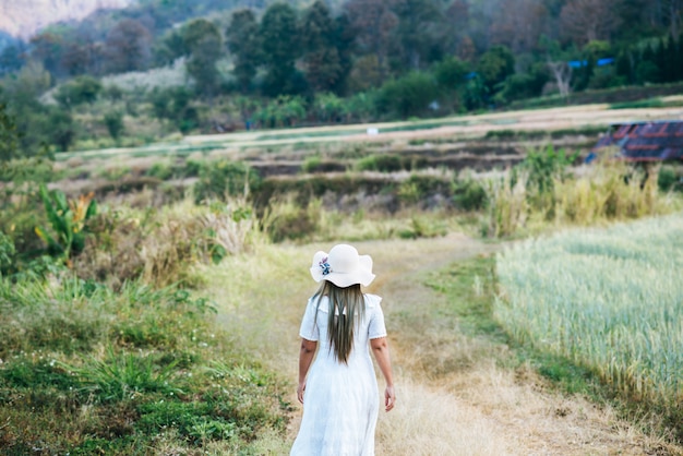 Foto gratuita mujer en el sombrero felicidad en la naturaleza.