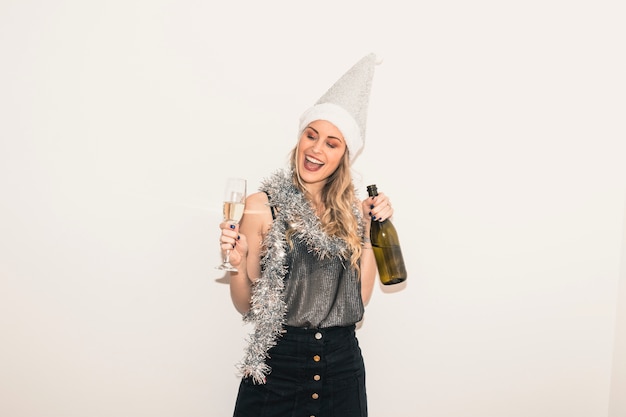 Mujer con sombrero de santa con copa de champán