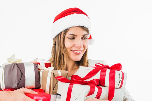 Mujer con sombrero de santa con diferentes cajas de regalo