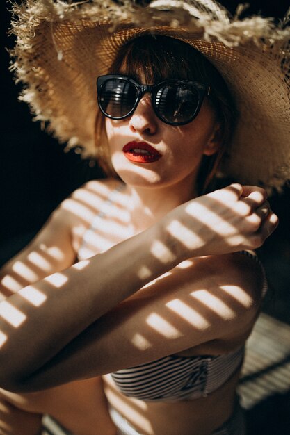 Mujer con sombrero bajo la sombra