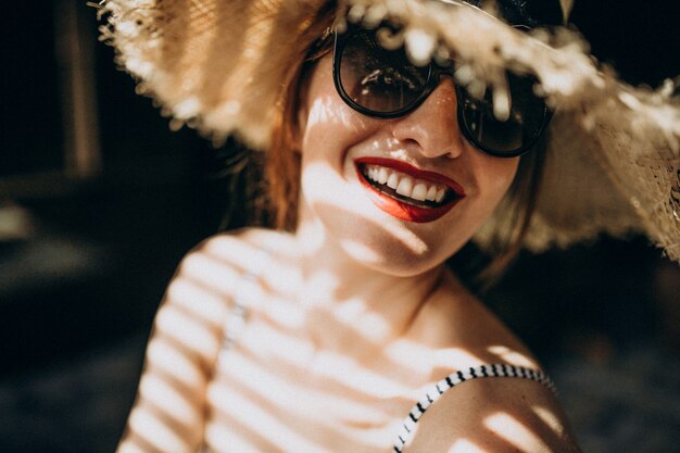 Mujer con sombrero bajo la sombra