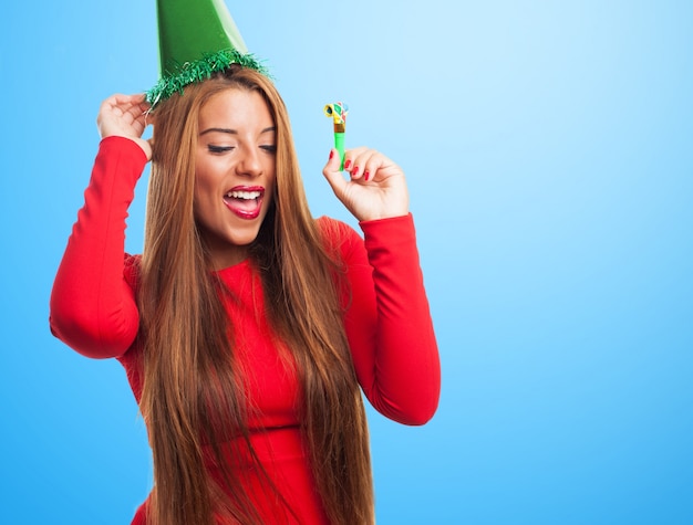 Foto gratuita mujer con un sombrero verde bailando