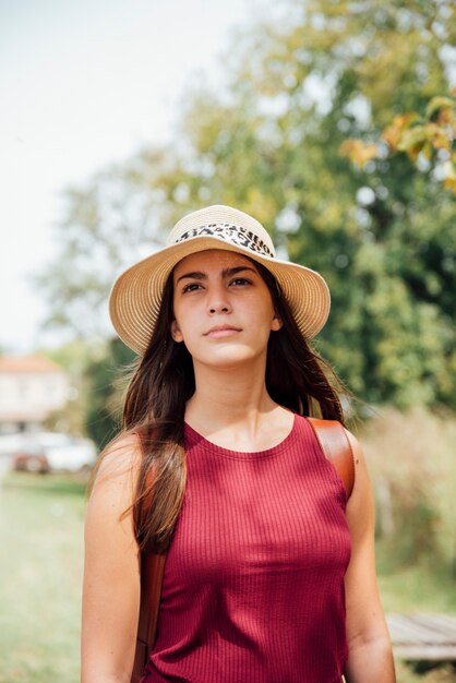 Mujer soñadora disfrutando de vacaciones solo