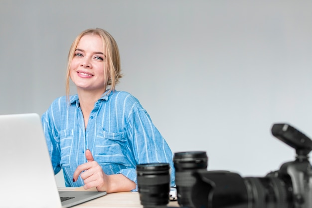 Foto gratuita mujer soñadora fotógrafa trabajando en su computadora portátil