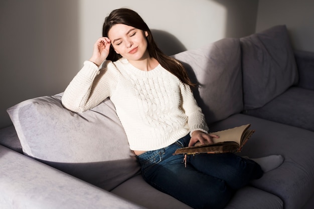 Mujer soñadora con libro