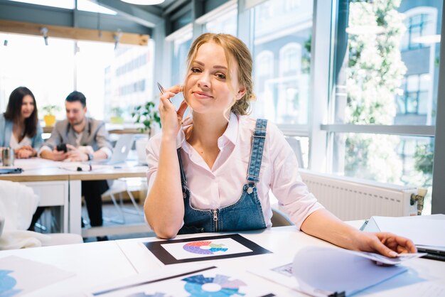 Mujer soñadora en la oficina