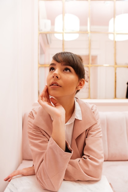 Mujer soñando en cafe