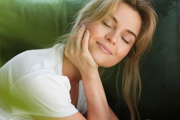 Mujer soñando despierta y planta borrosa