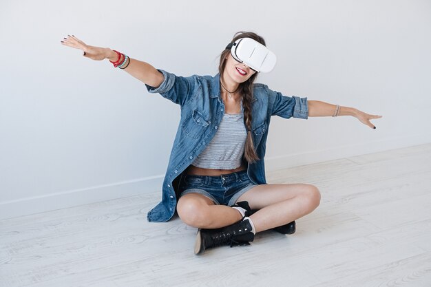 Mujer soñando con gafas de realidad virtual