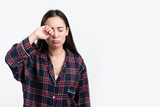 Mujer soñolienta en pijama