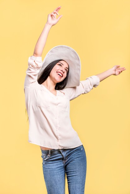 Mujer sonriendo y agitando las manos arriba