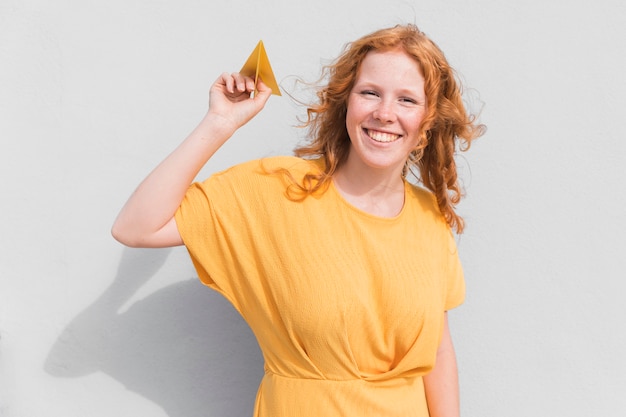 Mujer sonriendo con avión