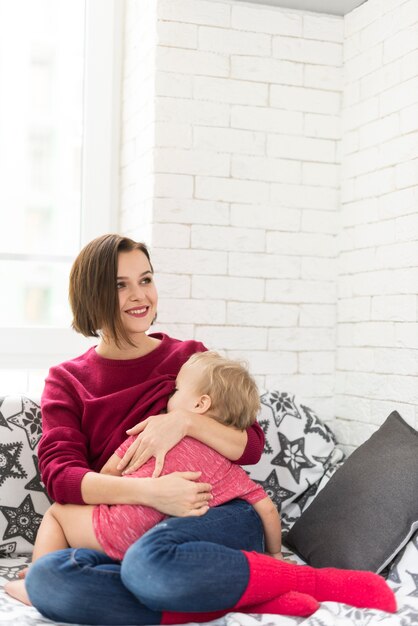 Mujer sonriendo con bebé