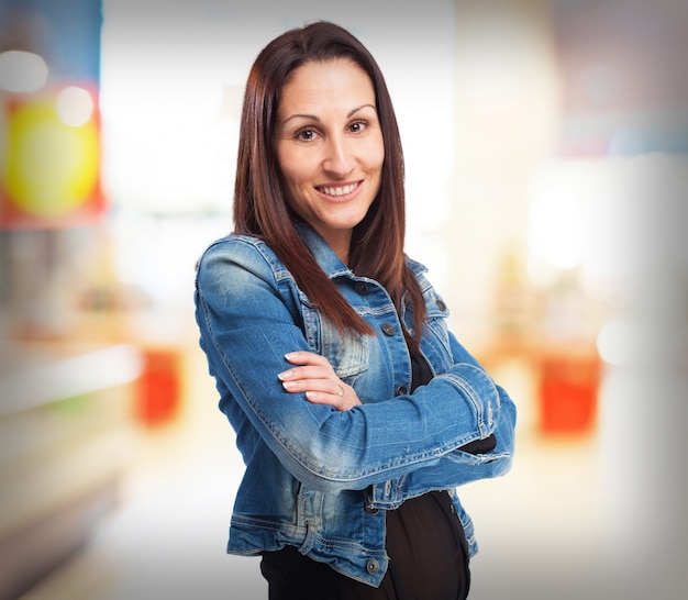 Foto gratuita mujer sonriendo con los brazos cruzados