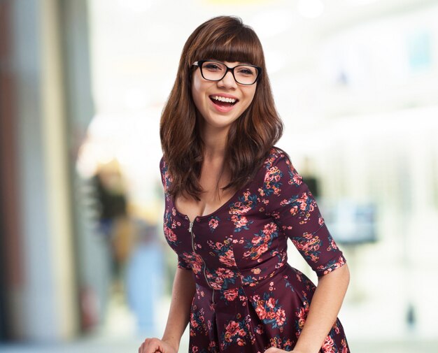 Mujer sonriendo con gafas de ver