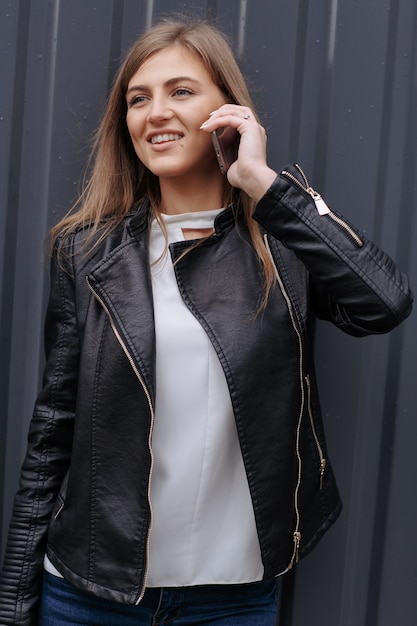 Mujer sonriendo y hablando por teléfono