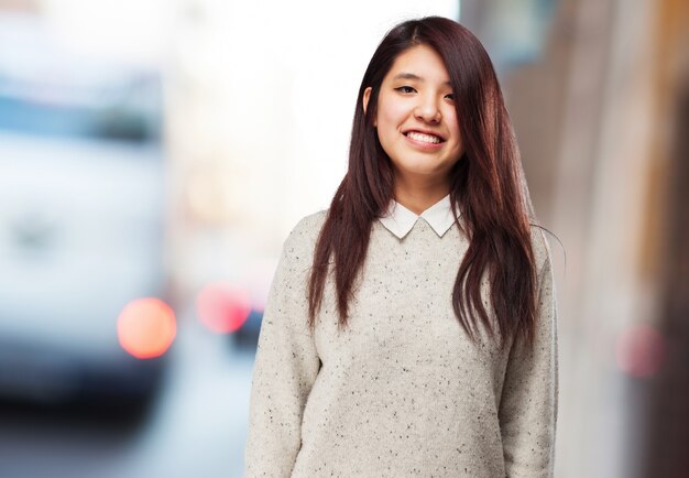 Mujer sonriendo con un jersey beige